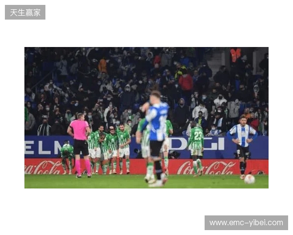 西班牙名嘴:维尼在替补席发笑不职业,在哪都该被开除 西班牙名嘴:维尼在替补席发笑不职业,在哪都该被开除